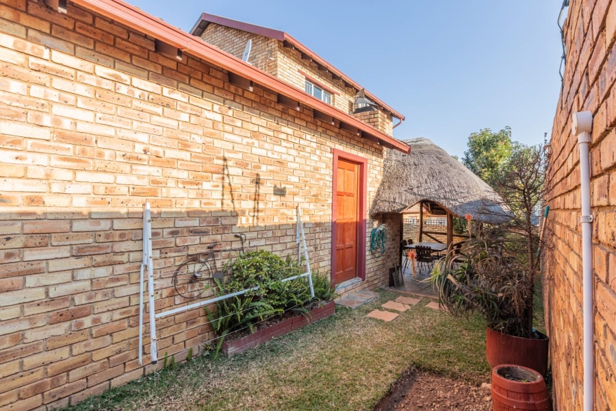 2 Bedroom Property for Sale in Wilgeheuwel Gauteng