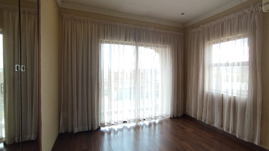 5 Bedroom Property for Sale in Blue Valley Golf Estate Gauteng