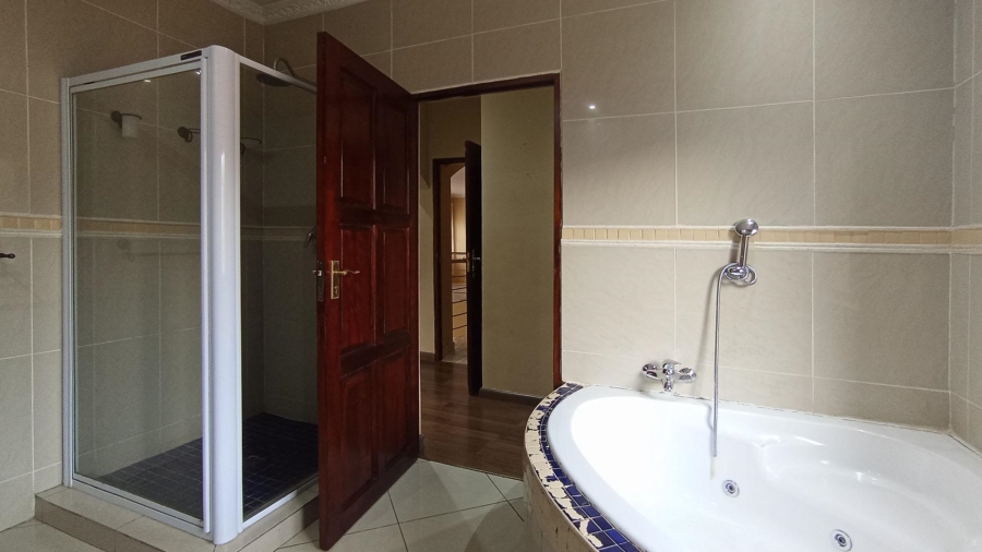 5 Bedroom Property for Sale in Blue Valley Golf Estate Gauteng