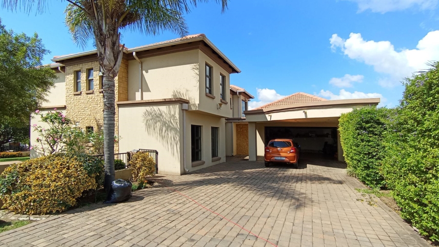 5 Bedroom Property for Sale in Blue Valley Golf Estate Gauteng