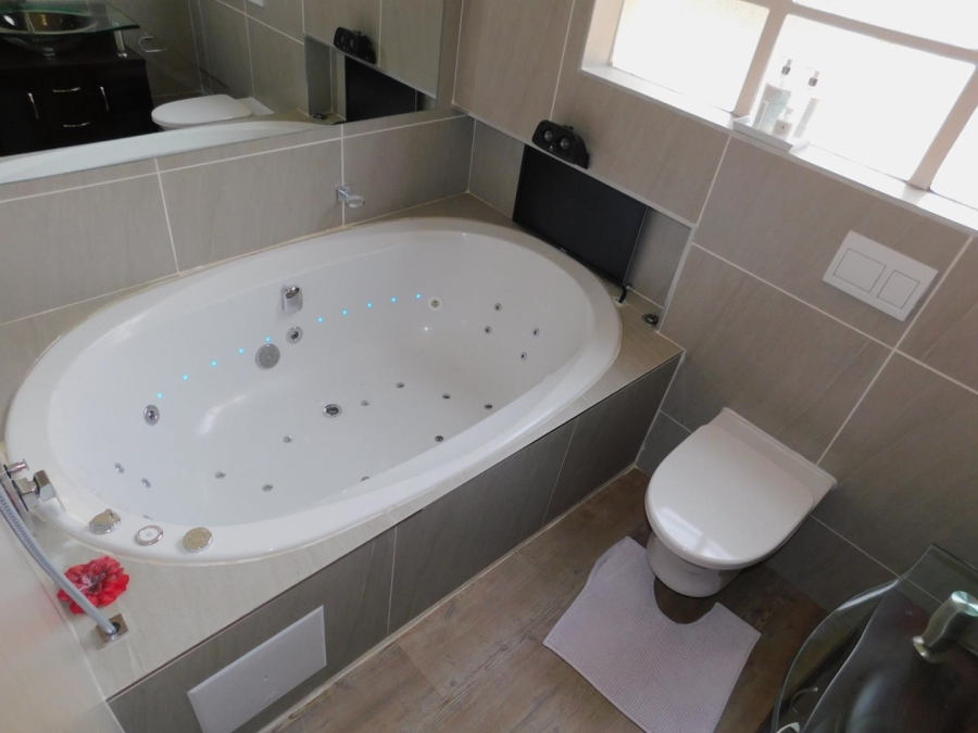 To Let 2 Bedroom Property for Rent in Sandown Gauteng