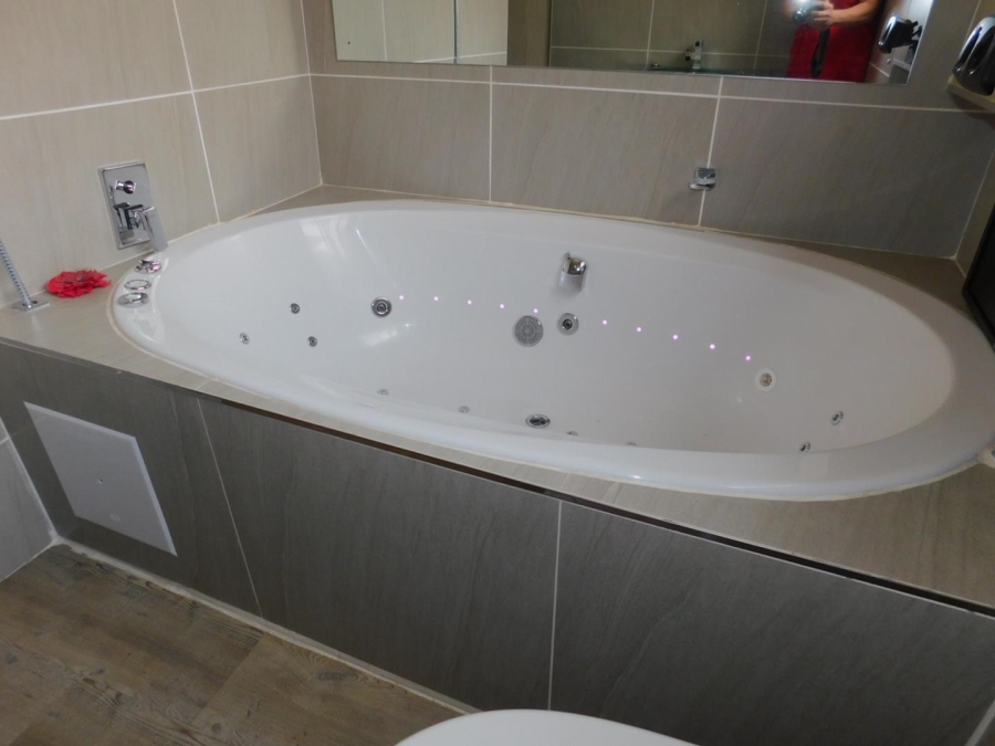 To Let 2 Bedroom Property for Rent in Sandown Gauteng