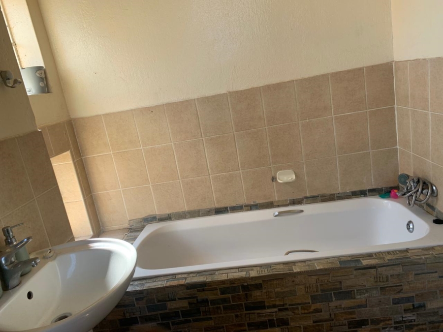 To Let 2 Bedroom Property for Rent in Honeydew Gauteng