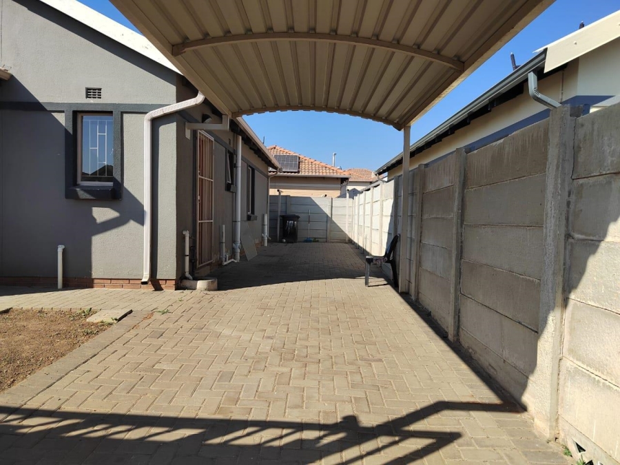 To Let 3 Bedroom Property for Rent in Alrode Gauteng
