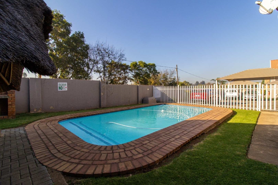 2 Bedroom Property for Sale in Brackendowns Gauteng