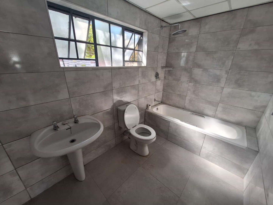 To Let 2 Bedroom Property for Rent in Fontainebleau Gauteng