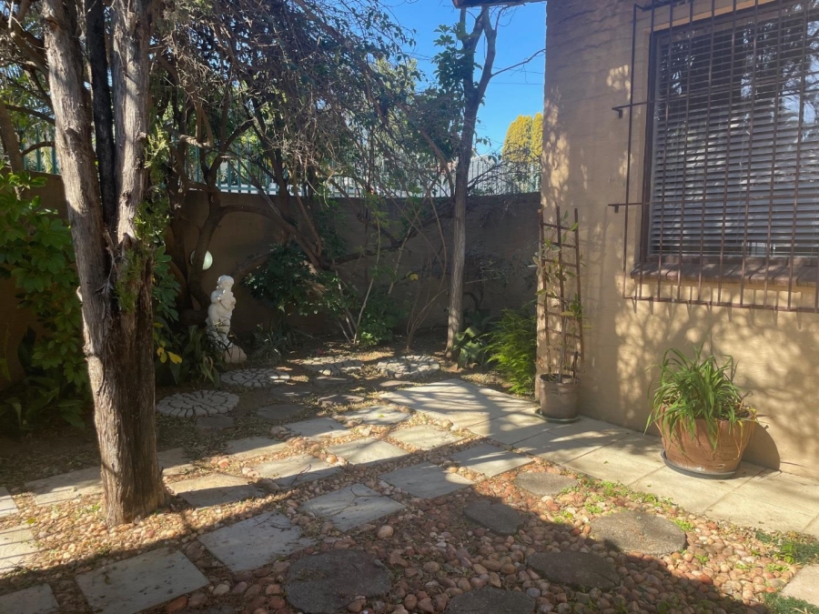 To Let 2 Bedroom Property for Rent in Sandown Gauteng