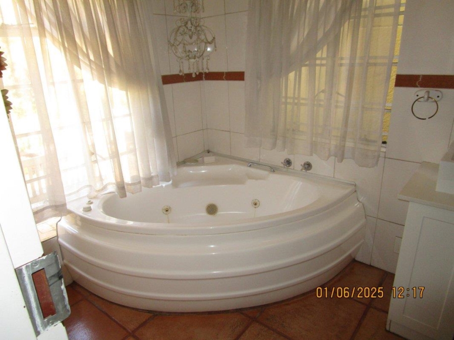 5 Bedroom Property for Sale in Meadowbrook Gauteng