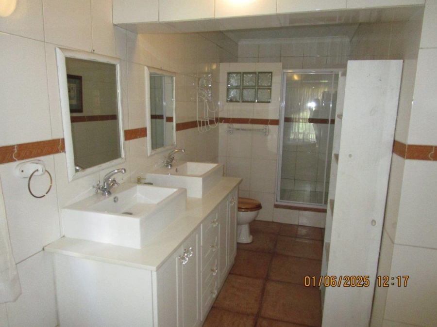5 Bedroom Property for Sale in Meadowbrook Gauteng