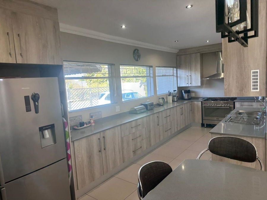 To Let 4 Bedroom Property for Rent in Florida Park Gauteng