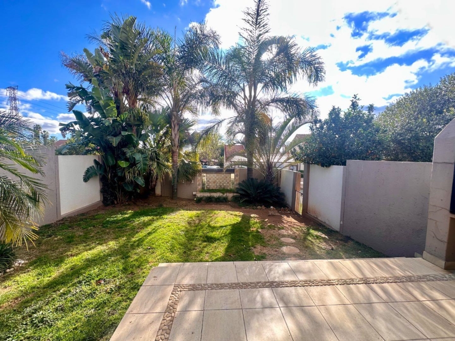 2 Bedroom Property for Sale in Broadacres Gauteng