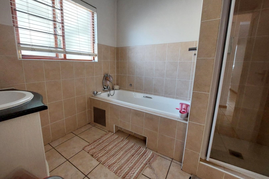 To Let 3 Bedroom Property for Rent in Barbeque Downs Gauteng