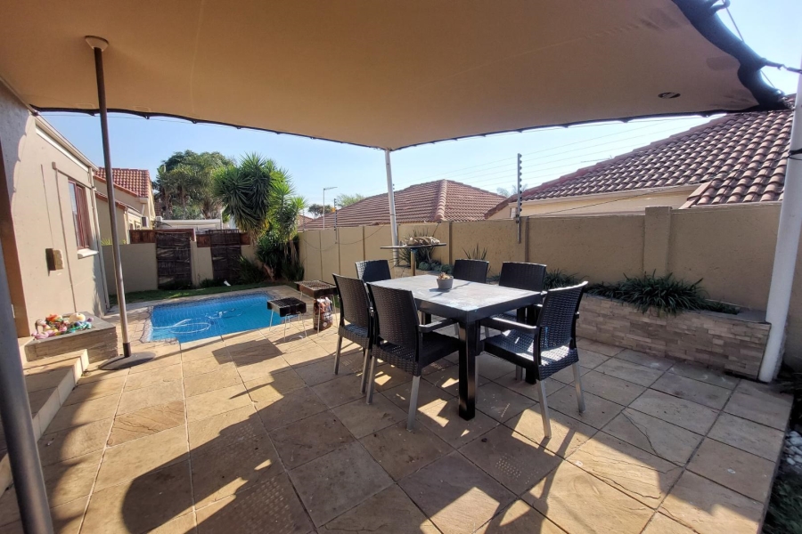To Let 3 Bedroom Property for Rent in Barbeque Downs Gauteng