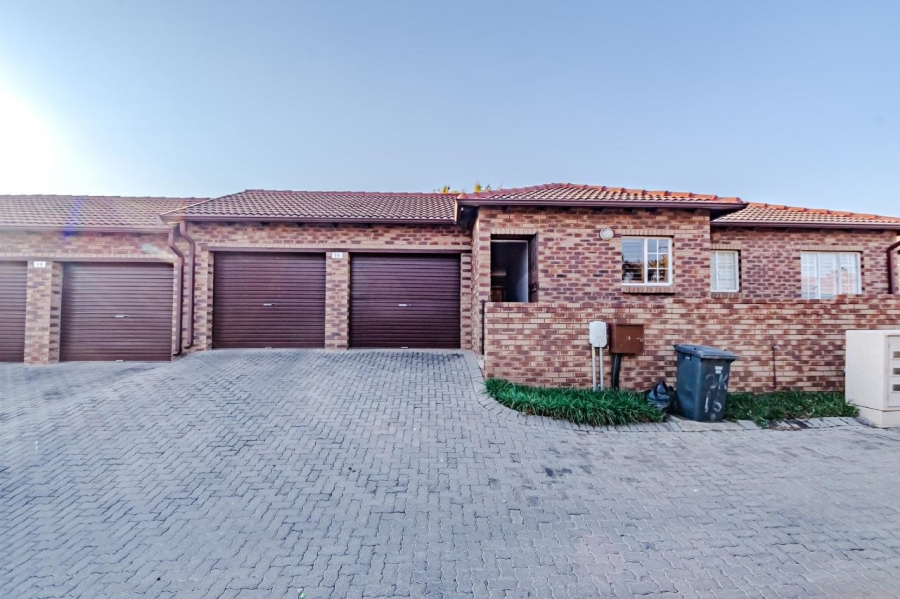 2 Bedroom Property for Sale in Rooihuiskraal Gauteng
