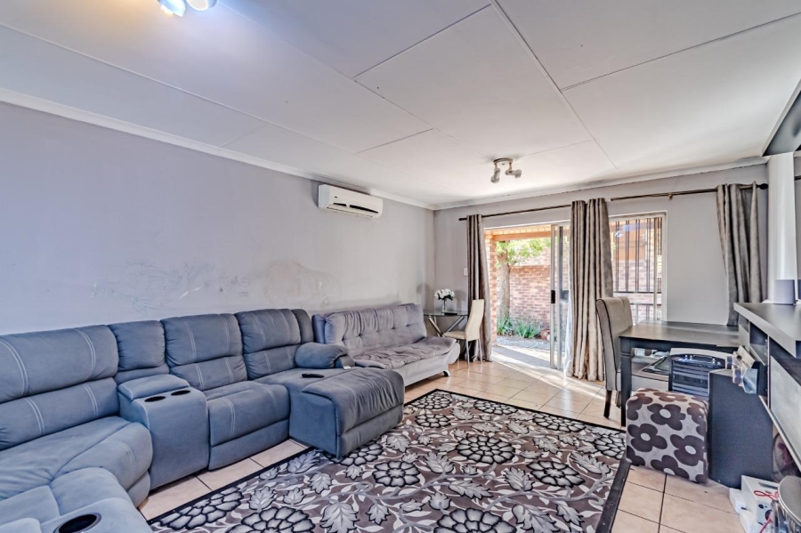 2 Bedroom Property for Sale in Rooihuiskraal Gauteng