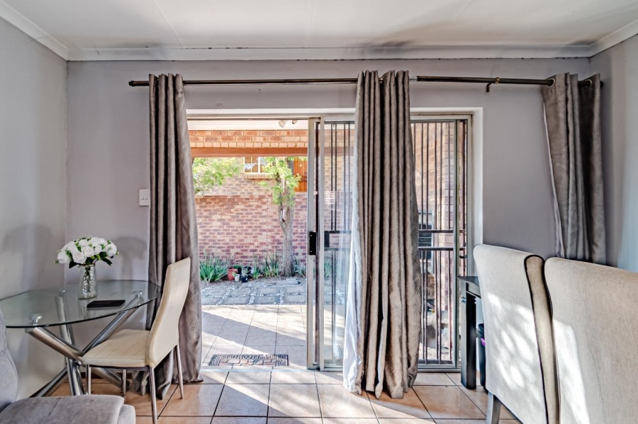 2 Bedroom Property for Sale in Rooihuiskraal Gauteng