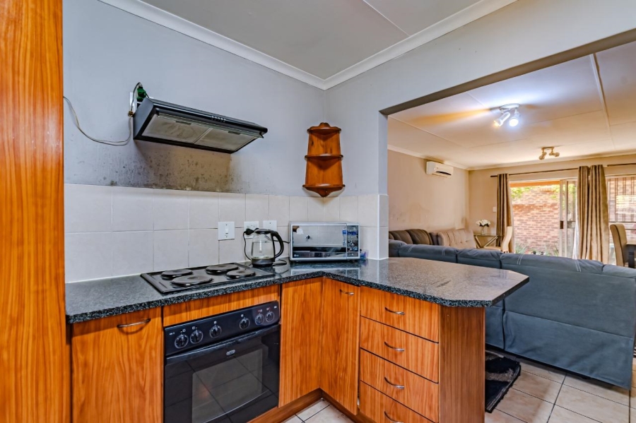 2 Bedroom Property for Sale in Rooihuiskraal Gauteng