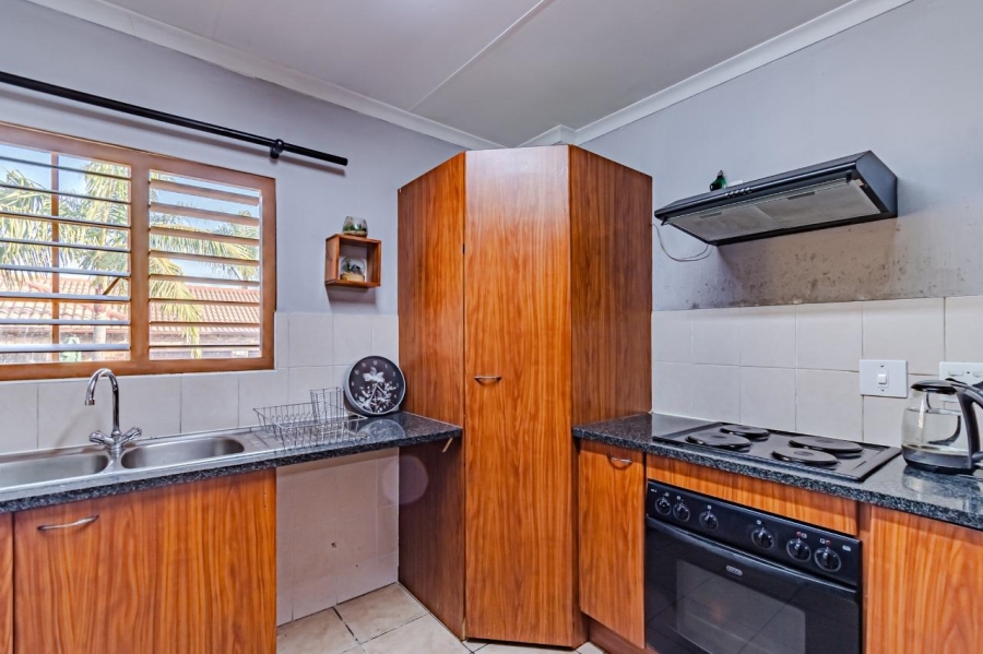 2 Bedroom Property for Sale in Rooihuiskraal Gauteng