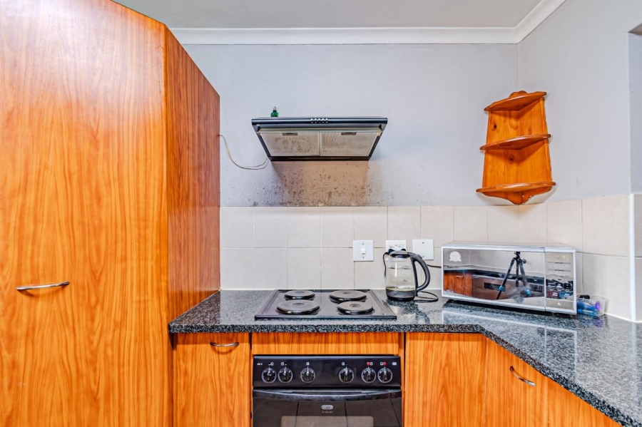 2 Bedroom Property for Sale in Rooihuiskraal Gauteng