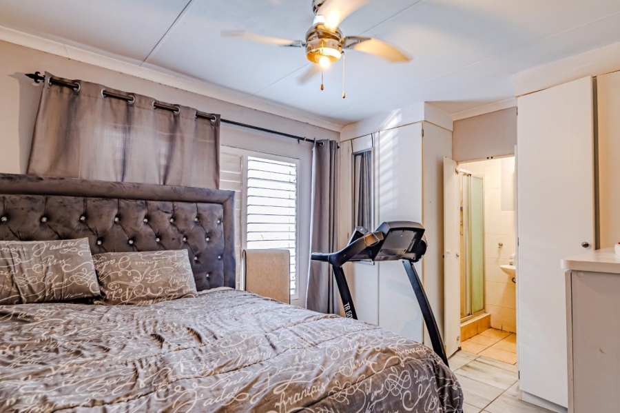 2 Bedroom Property for Sale in Rooihuiskraal Gauteng