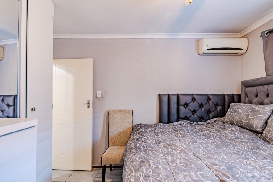 2 Bedroom Property for Sale in Rooihuiskraal Gauteng