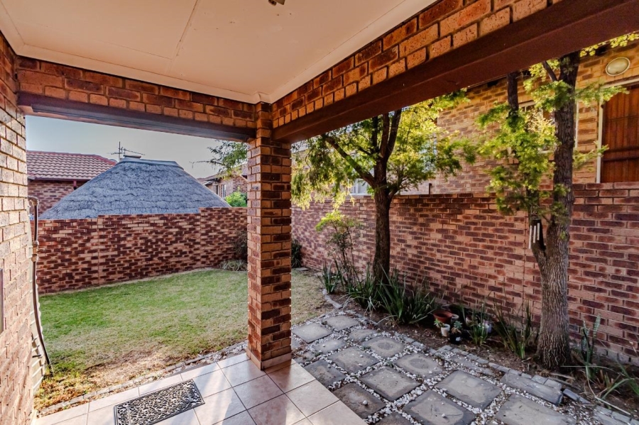 2 Bedroom Property for Sale in Rooihuiskraal Gauteng