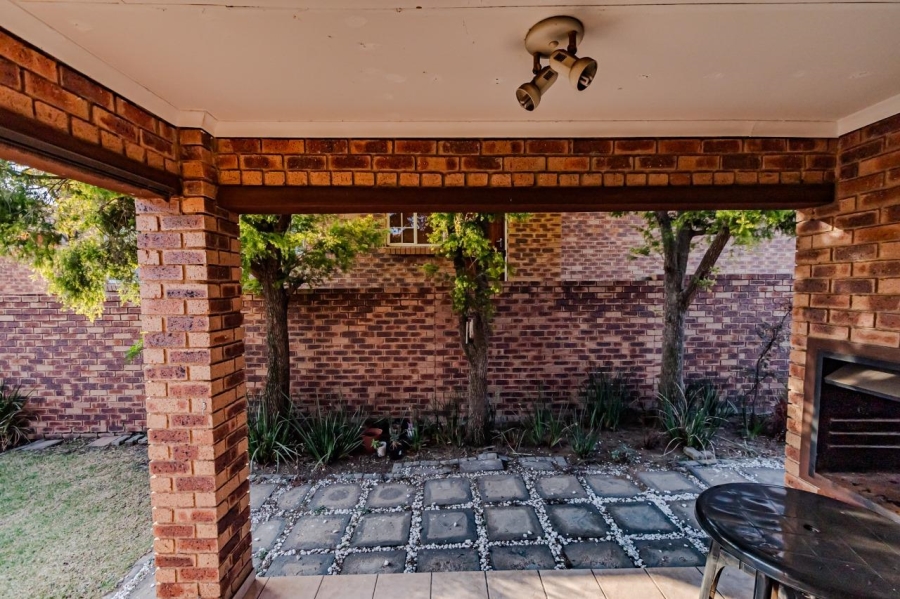 2 Bedroom Property for Sale in Rooihuiskraal Gauteng