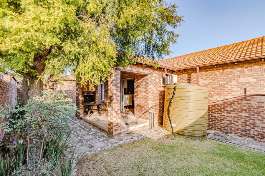 2 Bedroom Property for Sale in Rooihuiskraal Gauteng