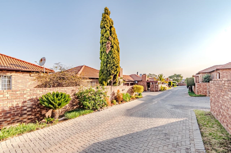 2 Bedroom Property for Sale in Rooihuiskraal Gauteng