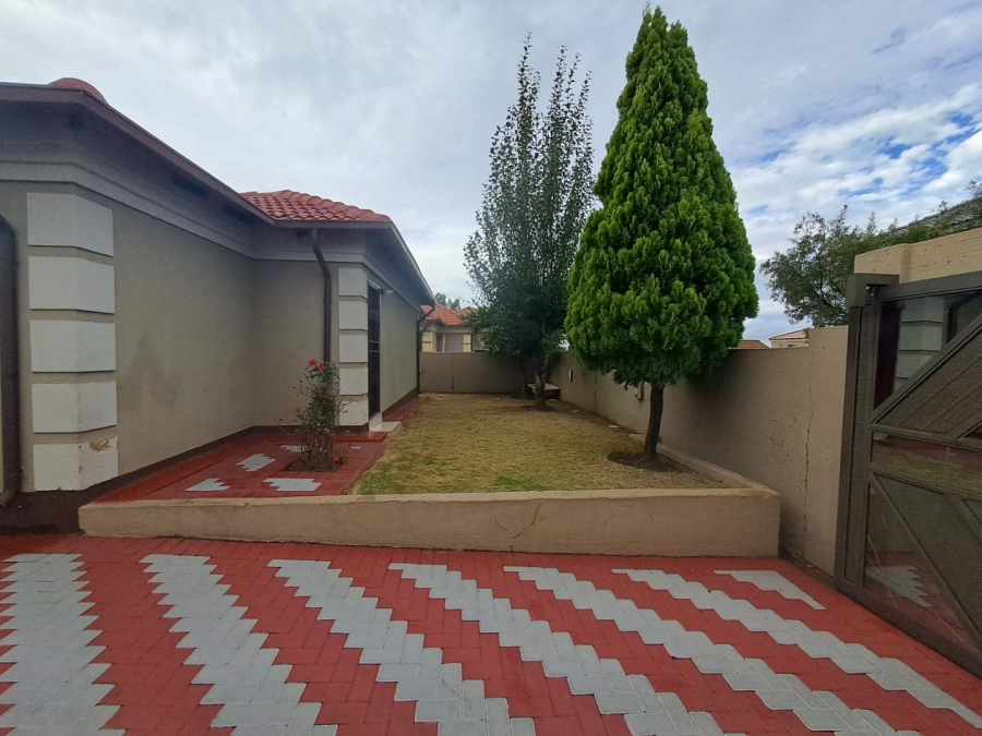To Let 3 Bedroom Property for Rent in Olievenhoutbosch Gauteng