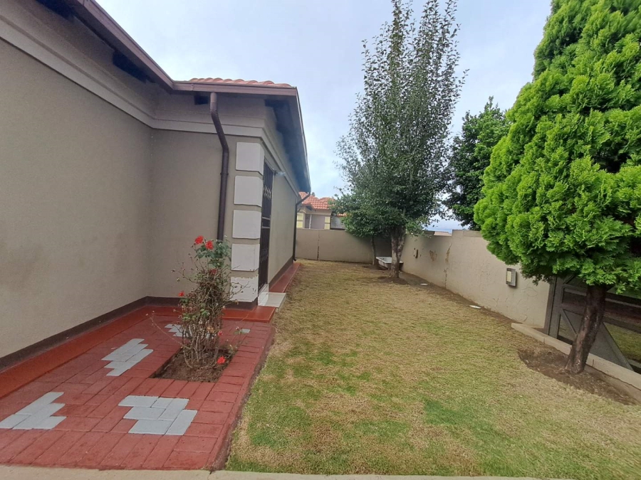 To Let 3 Bedroom Property for Rent in Olievenhoutbosch Gauteng
