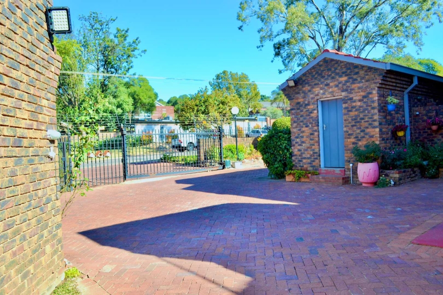 To Let 3 Bedroom Property for Rent in Waterkloof Glen Gauteng