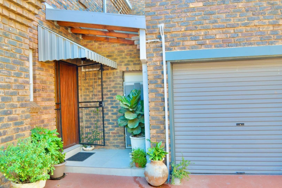 To Let 3 Bedroom Property for Rent in Waterkloof Glen Gauteng