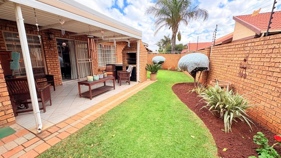 2 Bedroom Property for Sale in Eldoraigne Gauteng