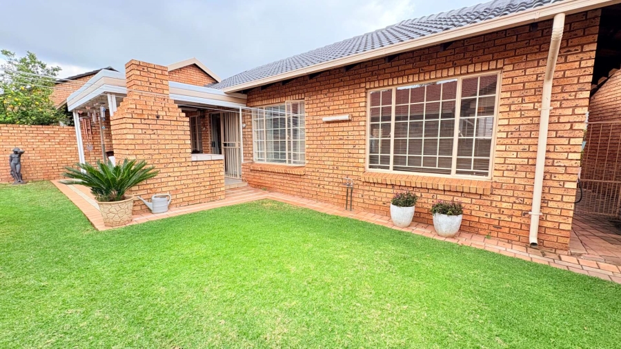 2 Bedroom Property for Sale in Eldoraigne Gauteng