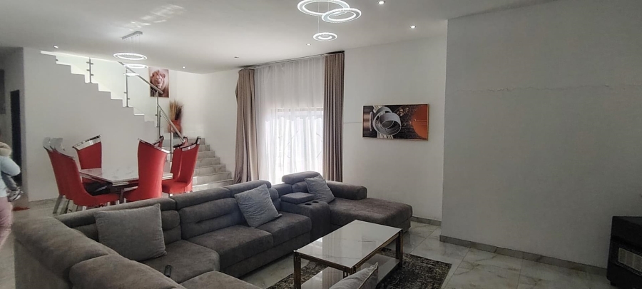 7 Bedroom Property for Sale in Glenanda Gauteng