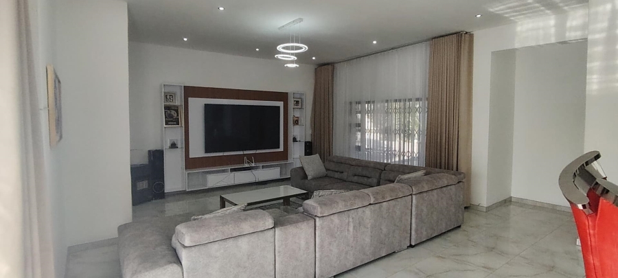 7 Bedroom Property for Sale in Glenanda Gauteng