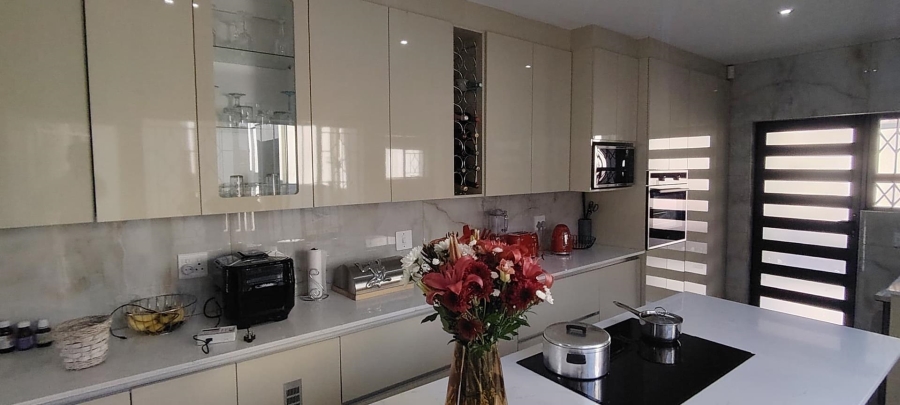 7 Bedroom Property for Sale in Glenanda Gauteng