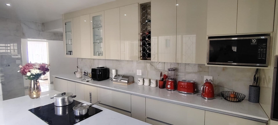 7 Bedroom Property for Sale in Glenanda Gauteng