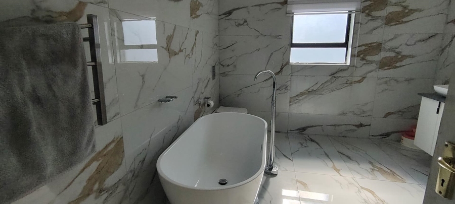 7 Bedroom Property for Sale in Glenanda Gauteng