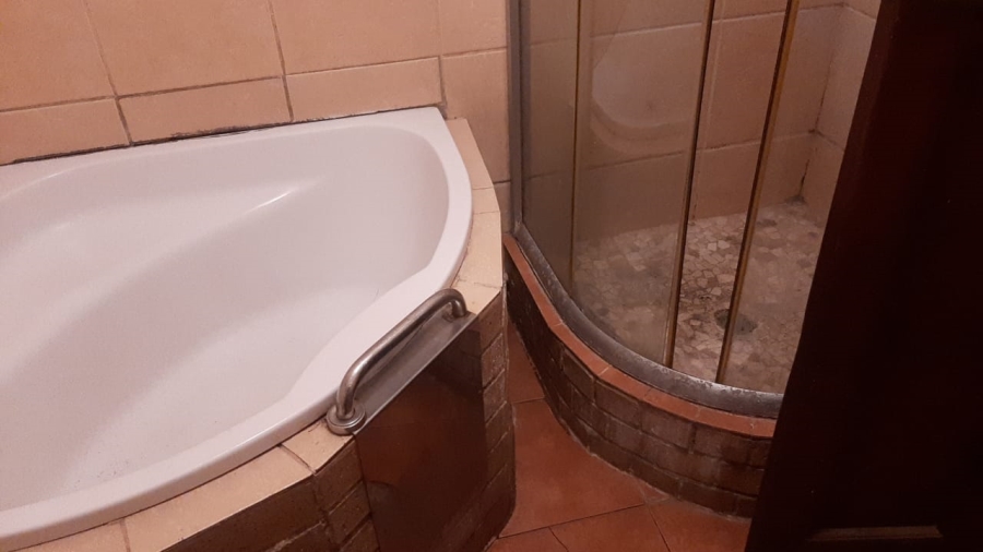 5 Bedroom Property for Sale in Glenesk Gauteng