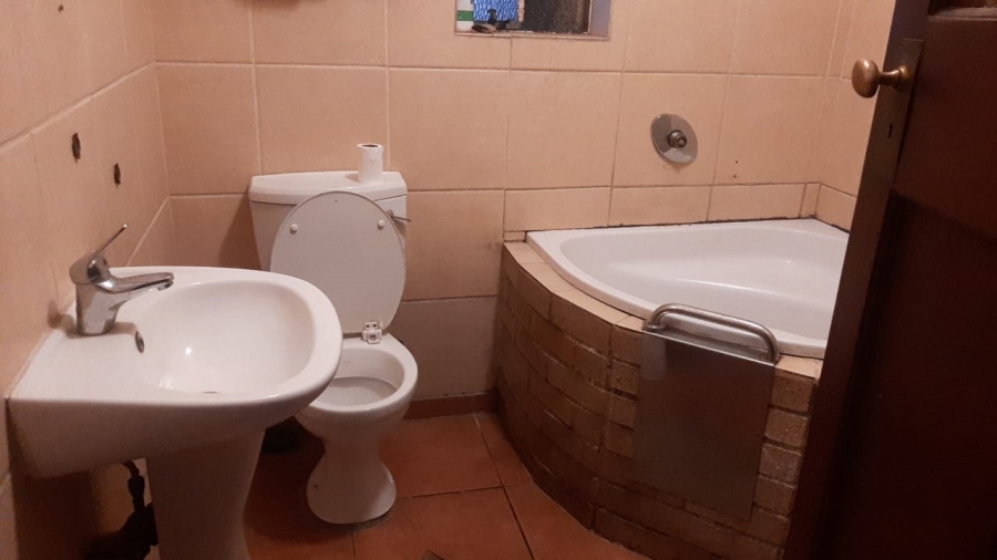 5 Bedroom Property for Sale in Glenesk Gauteng