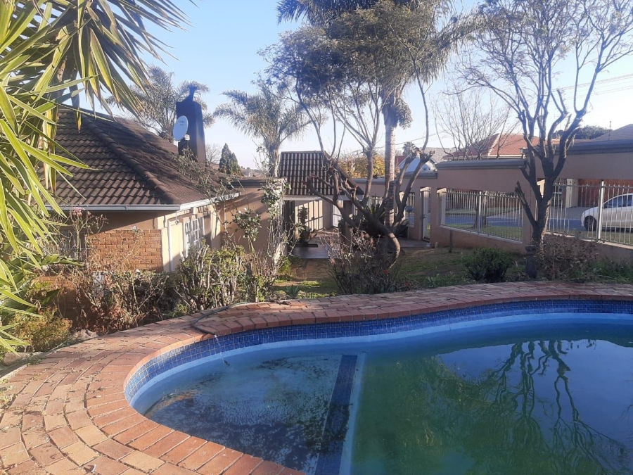 4 Bedroom Property for Sale in Linmeyer Gauteng