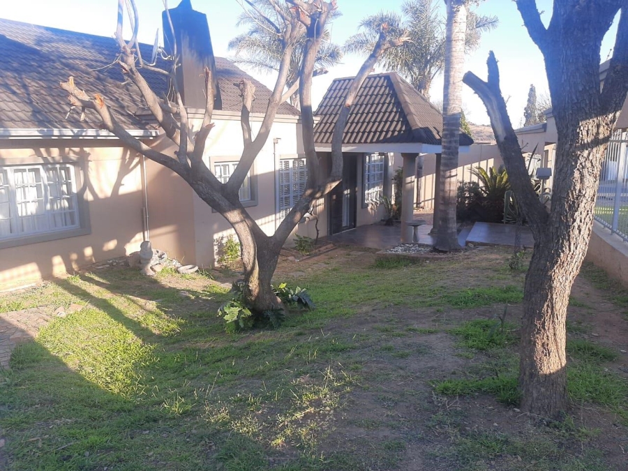 4 Bedroom Property for Sale in Linmeyer Gauteng