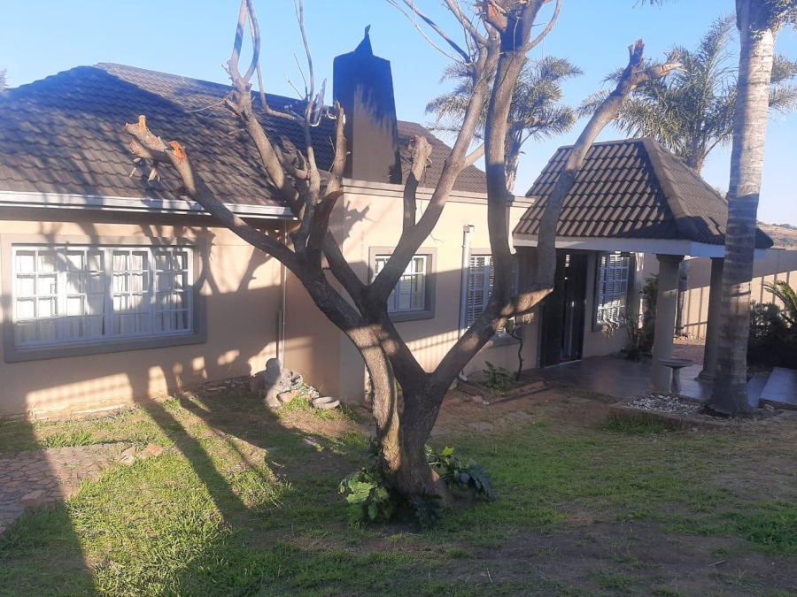 4 Bedroom Property for Sale in Linmeyer Gauteng