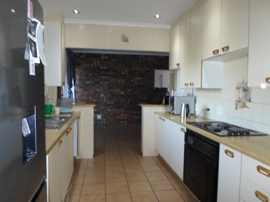To Let 4 Bedroom Property for Rent in Mulbarton Gauteng