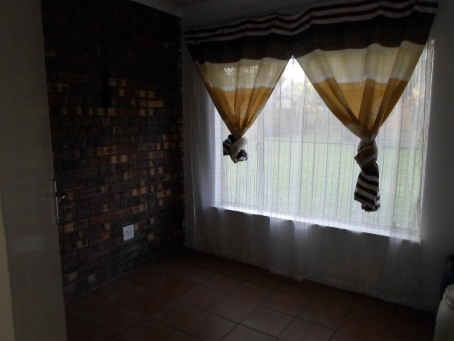 To Let 4 Bedroom Property for Rent in Mulbarton Gauteng
