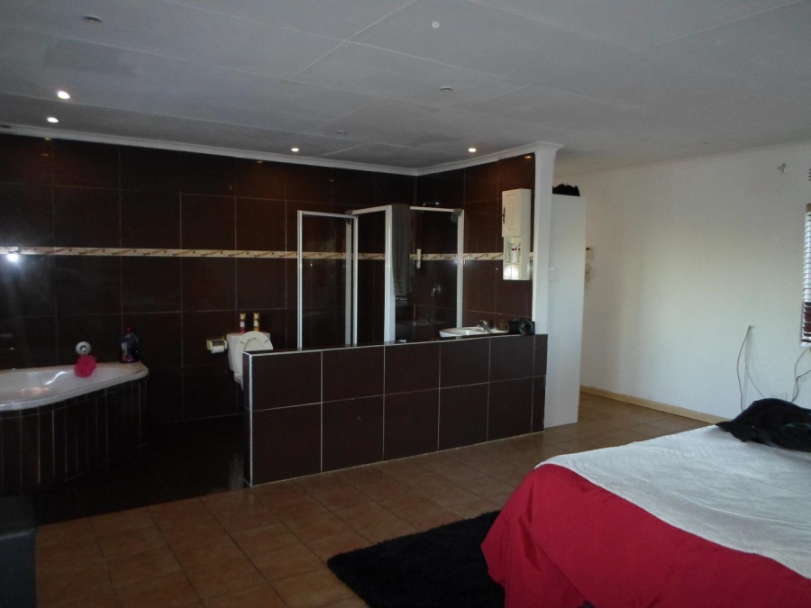 To Let 4 Bedroom Property for Rent in Mulbarton Gauteng