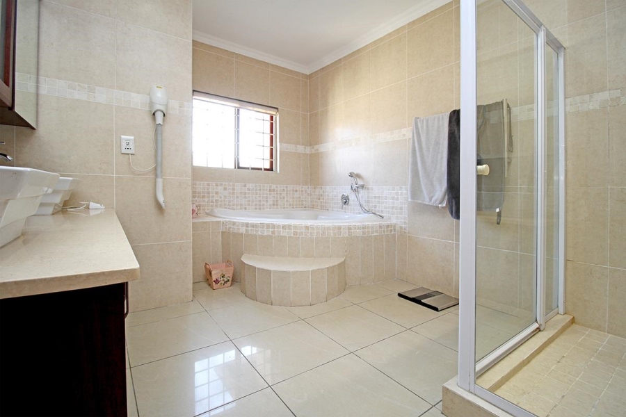 7 Bedroom Property for Sale in Glenhazel Gauteng