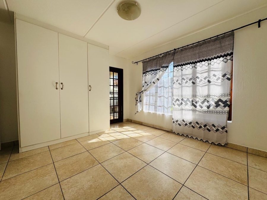 To Let 2 Bedroom Property for Rent in Benmore Gardens Gauteng